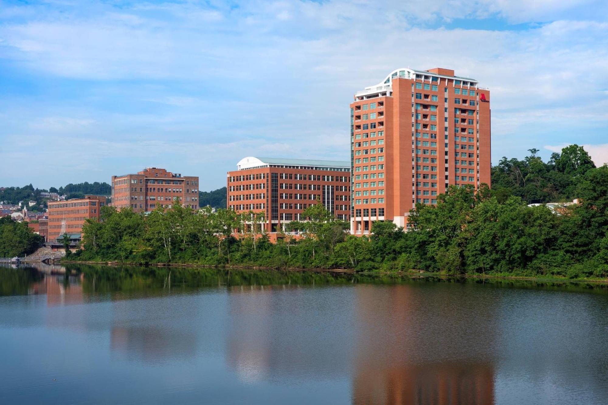 Hotel Marriott At Waterfront Place 3*