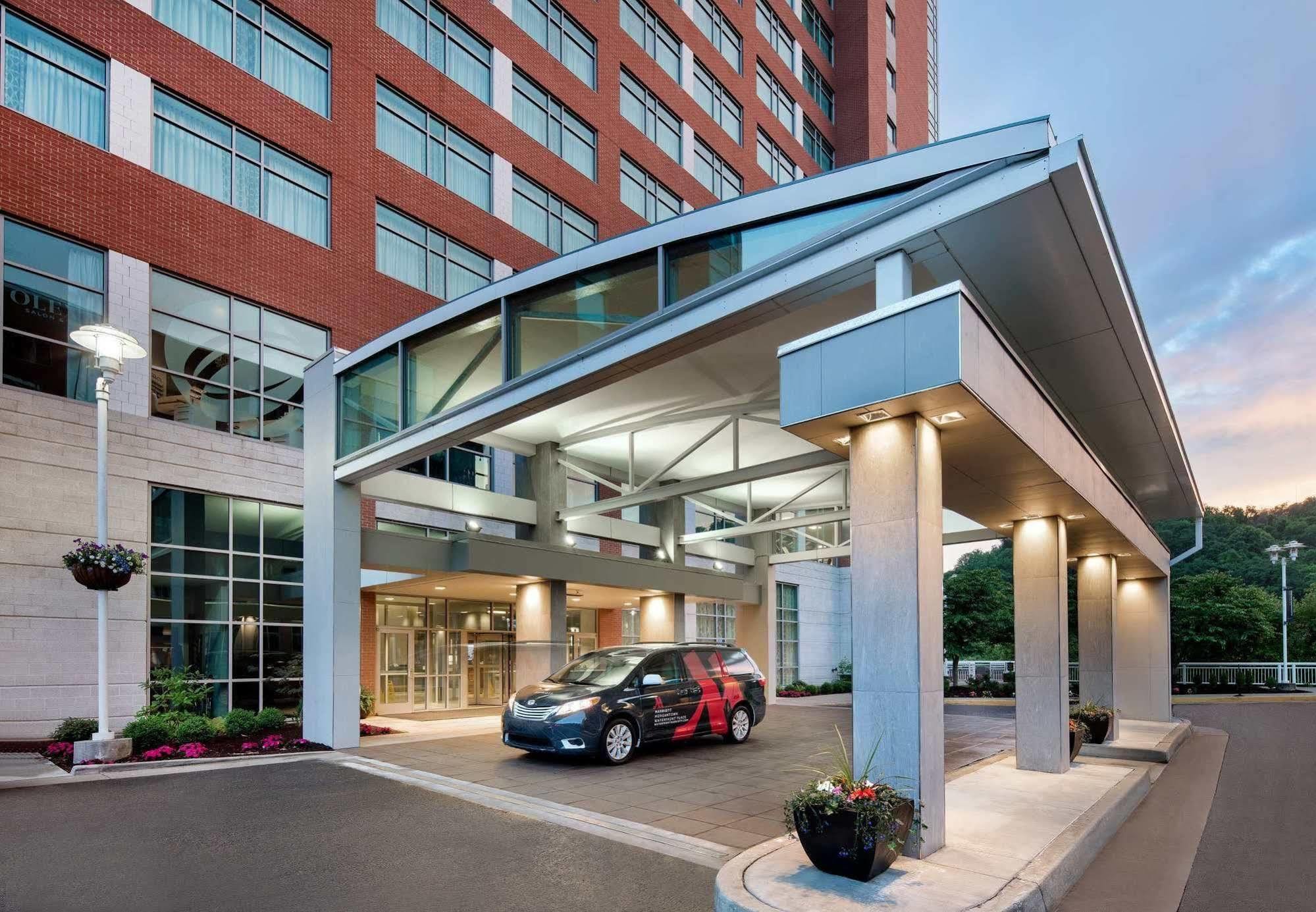 Marriott At Waterfront Place Hotel 3*