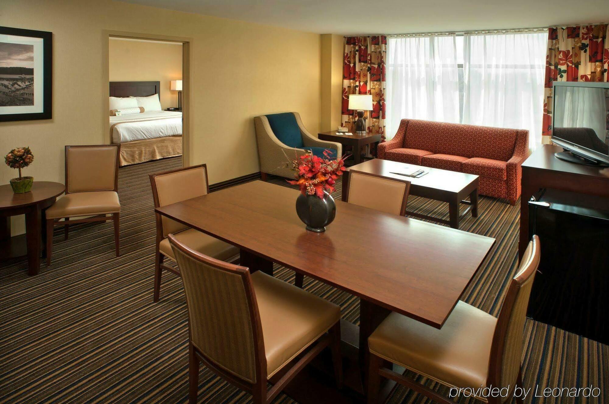 Marriott At Waterfront Place 3*